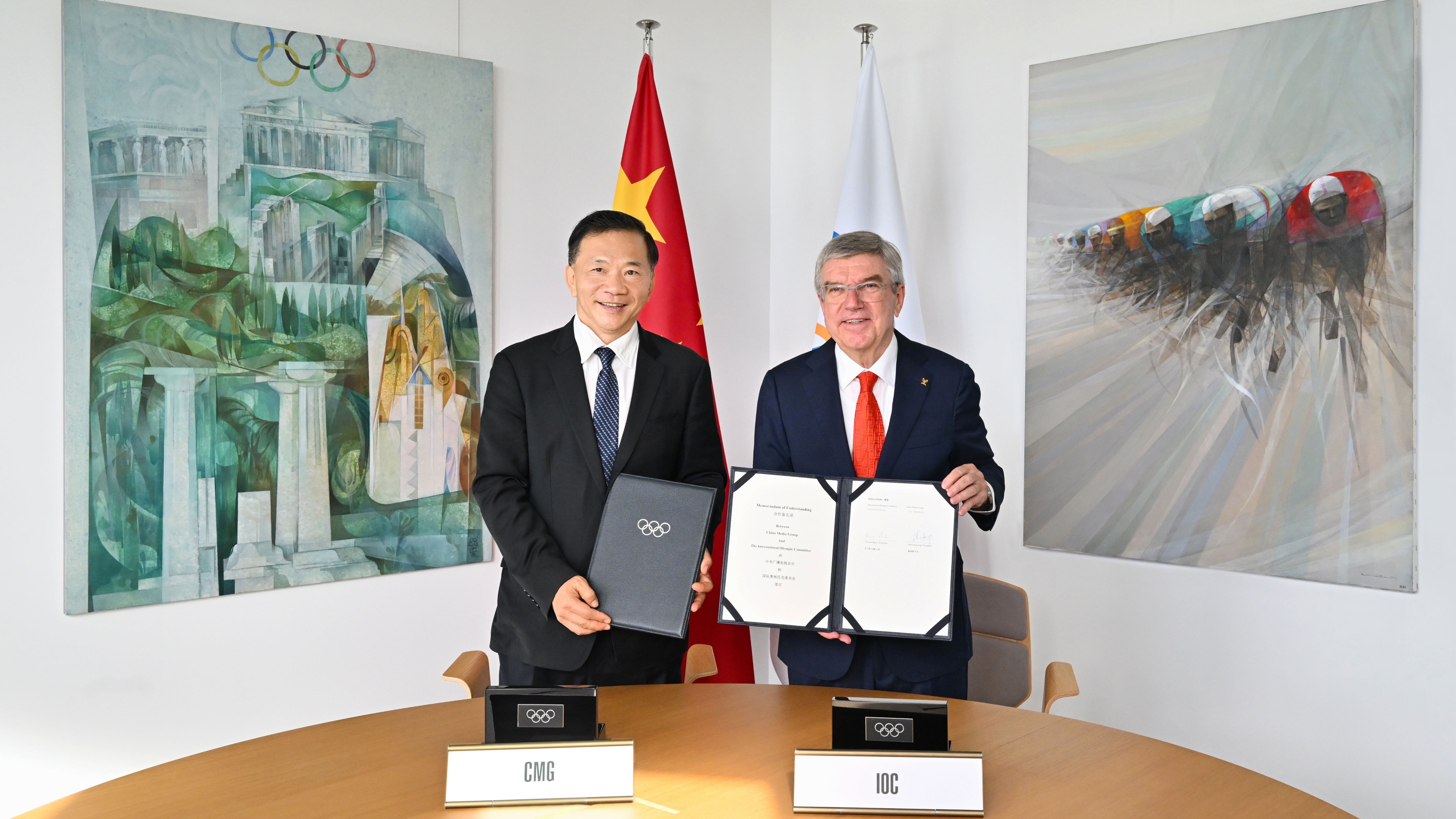 CMG President Shen Haixiong (L) and IOC President Thomas Bach sign a memorandum of understanding at the IOC headquarters in Lausanne, Switzerland, October 27, 2023. /CMG