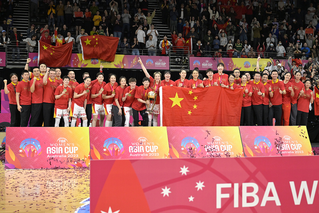 2023年7月2日，澳大利亚悉尼，中国队在决赛后的颁奖典礼上庆祝2023年国际篮联女子亚洲杯奖杯。/CFP