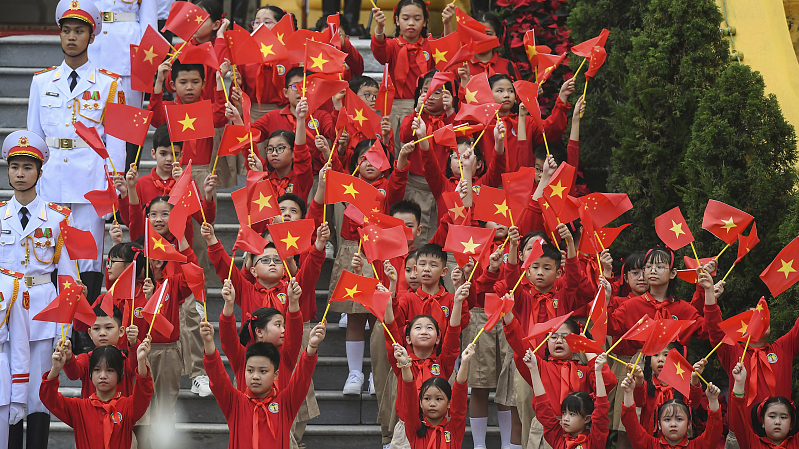 Children wave Chinese and Vietnamese national flags during a welcome ceremony for China's President Xi Jinping at the Presidential Palace in Hanoi, Vietnam, December 12, 2023. /CFP