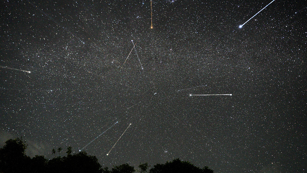 Meteors are seen in the sky during the Geminid meteor showers in Ratnapura, Sri Lanka, December 14, 2023. /CFP