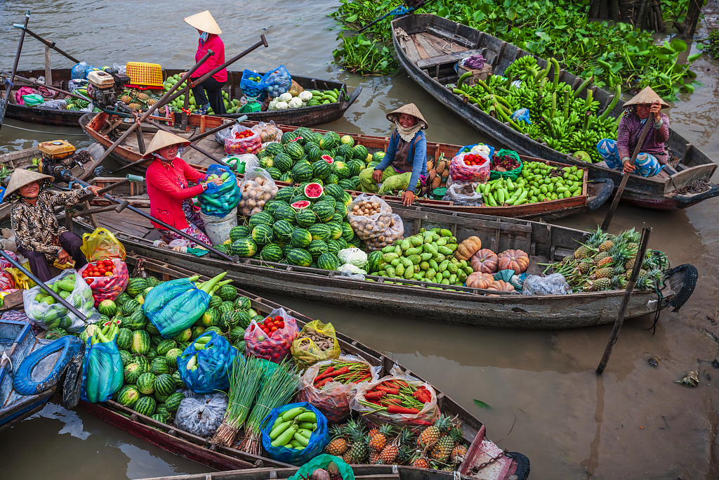 A file photo shows boats loaded with fruit and vegetables at the Cai Rang Floating Market, Vietnam. /CFP