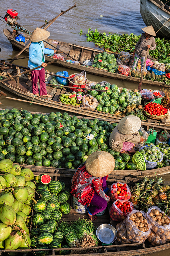 A file photo shows boats loaded with fruit and vegetables at the Cai Rang Floating Market, Vietnam. /CFP