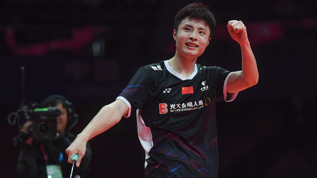 China's Shi Yuqi reacts after beating world No. 1 Viktor Axelsen in the BWF World Tour Finals in Hangzhou, China, December 13, 2023. /CFP