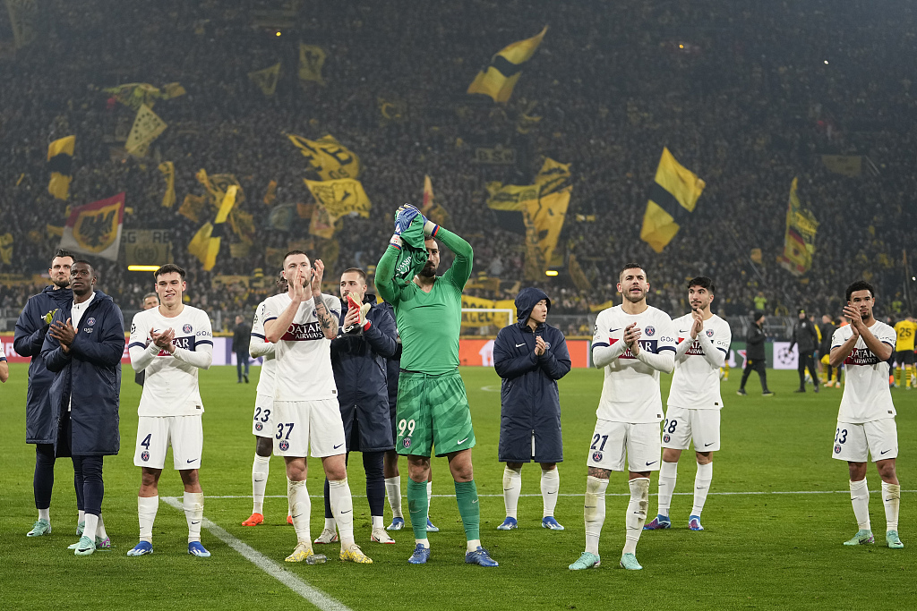 Paris Saint-Germain player acknowledge the fans after their Champions League clash with Dortmund in Borussia Dortmund, Germany, December 13, 2023. /CFP