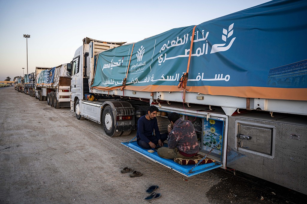 Trucks with aid destined for the Gaza Strip are parked on the side of the road in Rafah, Egypt, December 11, 2023. /CFP