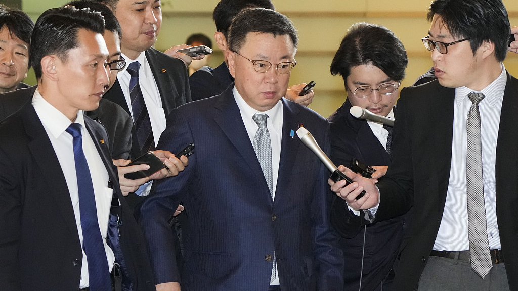 Japan's Chief Cabinet Secretary Hirokazu Matsuno (C) is surrounded by reporters upon arriving at the Prime Minister's office in Tokyo, December 14, 2023. /CFP
