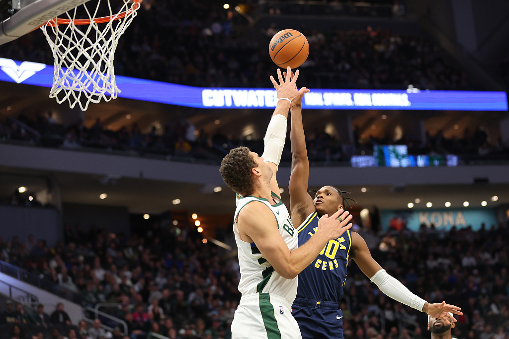Brook Lopez (L) of the Milwaukee Bucks blocks a shot by Bennedict Mathurin of the Indiana Pacers in the game at Fiserv Forum in Milwaukee, Wisconsin, December 13, 2023. /CFP
