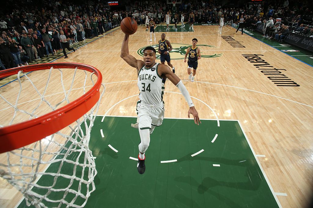 Giannis Antetokounmpo (#34) of the Milwaukee Bucks dunks in the game against the Indiana Pacers at Fiserv Forum in Milwaukee, Wisconsin, December 13, 2023. /CFP