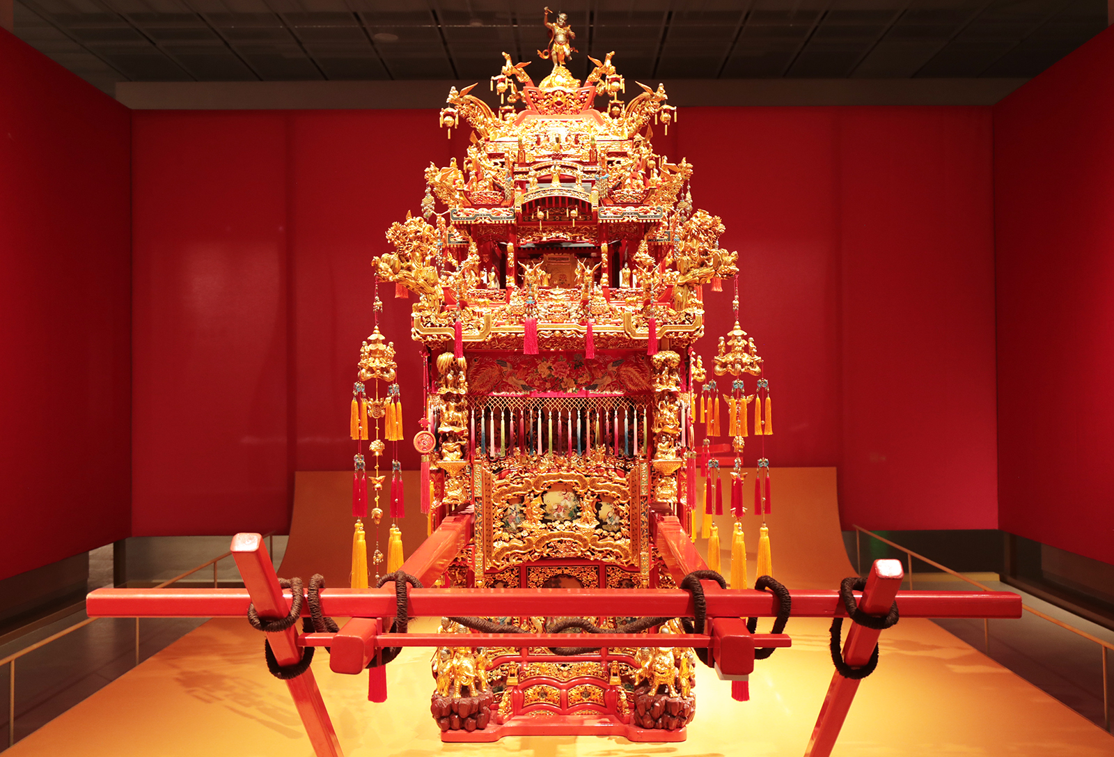 A cinnabar gold and lacquer wood-carved sedan chair is on display at the Zhejiang Intangible Cultural Heritage Museum in Hangzhou, Zhejiang Province. Known as 
