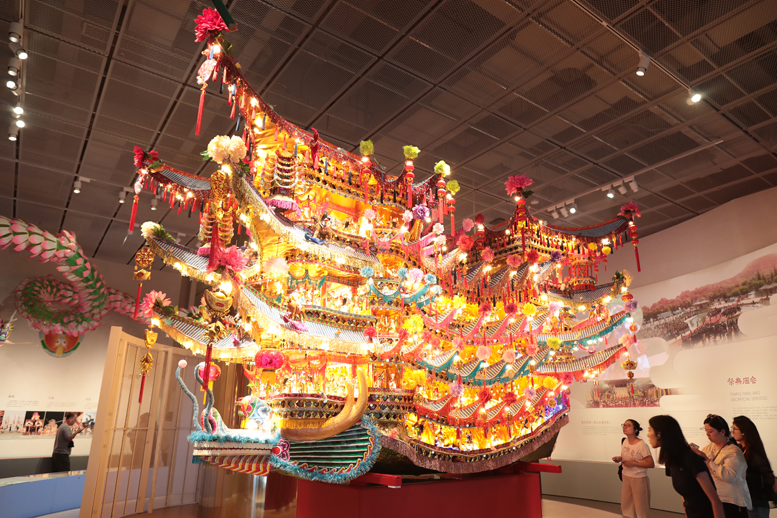An exquisite dragon lamp featuring hundreds of Chinese opera characters is on display at the Zhejiang Intangible Cultural Heritage Museum in Hangzhou, Zhejiang Province. The lamp, which measures 6.2 meters long by 2.04 meters wide by 4.2 meters high, is the largest one of its kind in China. There are over 200 cog wheels inside the lamp. Turning the handle on one side of the lamp can make the opera characters move. /CGTN