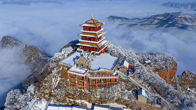 Wintry scenes stun visitors to Wangwu Mountain