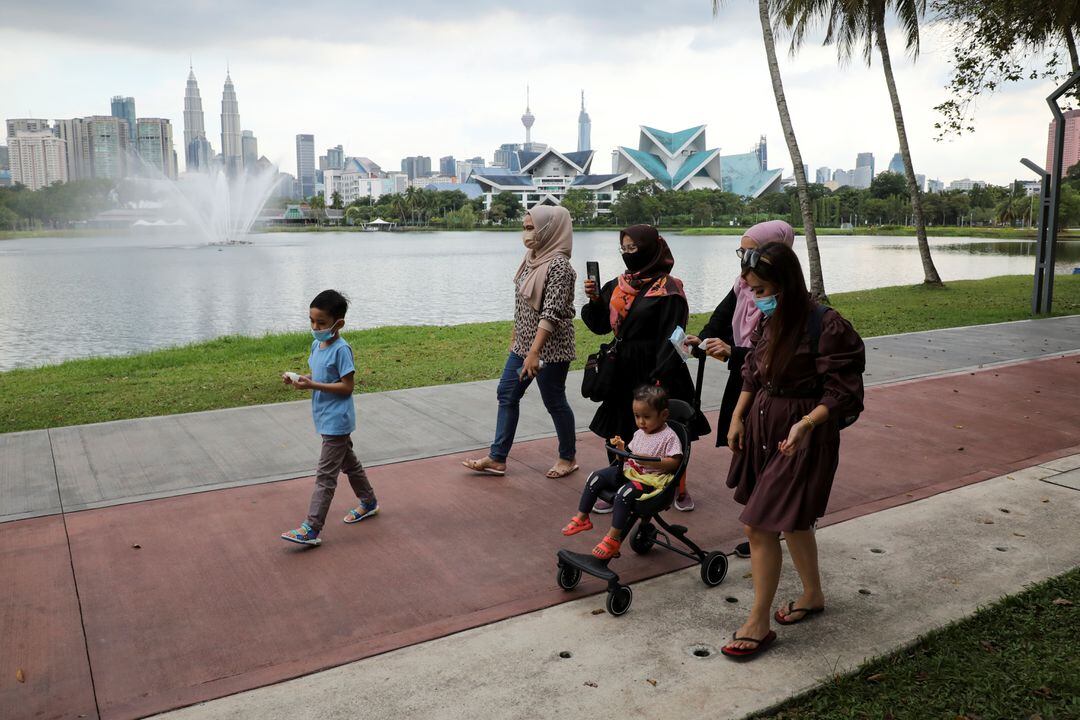 People wearing protective masks walk in a park, amid the coronavirus pandemic, in Kuala Lumpur, Malaysia, September 27, 2022. /Reuters