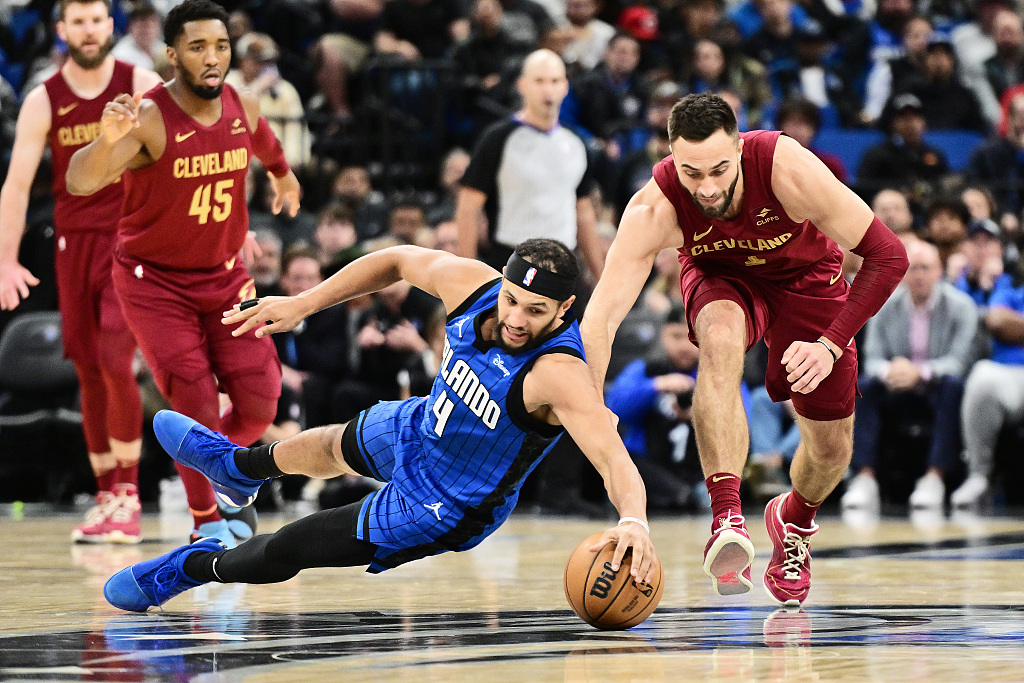 Jalen Suggs (#4) of the Orlando Magic competes for the ball in the game against the Cleveland Cavaliers at Amyway Center in Orlando, Florida, December 11, 2023. /CFP
