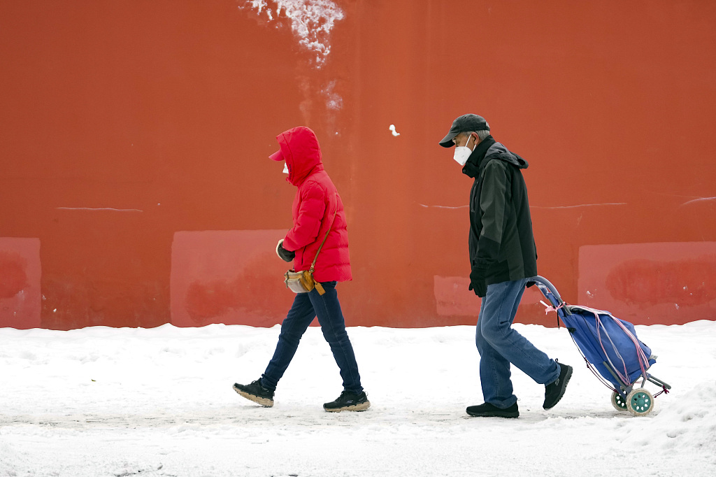 People in Beijing walked after snow on December 15, 2023. /CFP