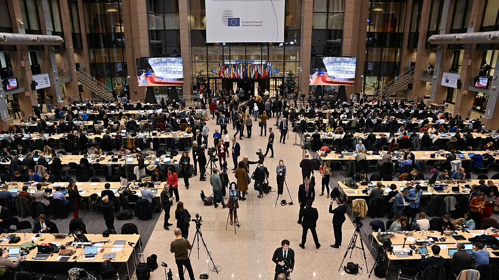 Journalists work in the European Council atrium during a meeting of the European Council at the European headquarters in Brussels, on December 14, 2023. /CFP
