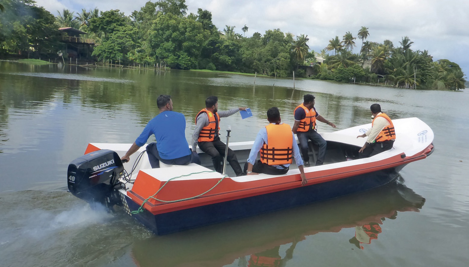 Ministry of Fisheries officers test the SL23 fishing boat in Sri Lanka. /Food and Agriculture Organization of the United Nations