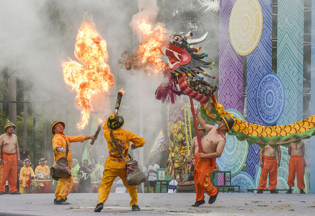 Performers do the dragon dance amid the flames of firecrackers in Nanning of south China's Guangxi Zhuang Autonomous Region, April 22, 2023. /CFP