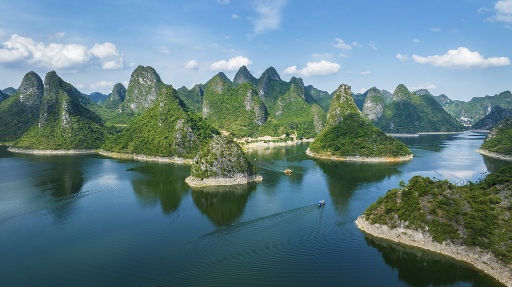 A view of Dalong Lake Scenic Area in Nanning of south China's Guangxi Zhuang Autonomous Region, July 8, 2023. /CFP