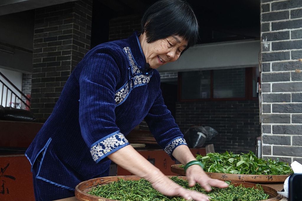 Photo taken on December 10, 2023 shows Wei Jiequn making Liubao tea in Guangxi. /CFP