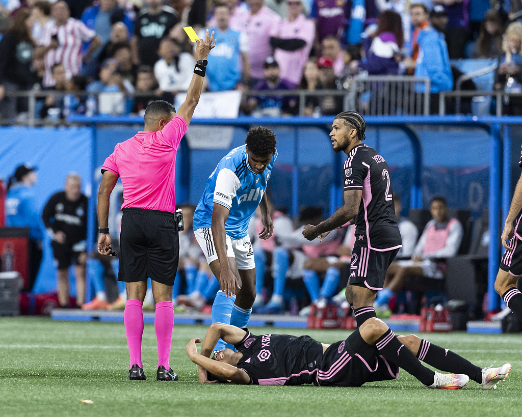 Adilson Malanda (#29) of Charlotte FC is given a yellow card by referee Guido Gonzales Jr during an MLS game between Inter Miami and Charlotte FC in Charlotte, U.S., October 21, 2023. /CFP