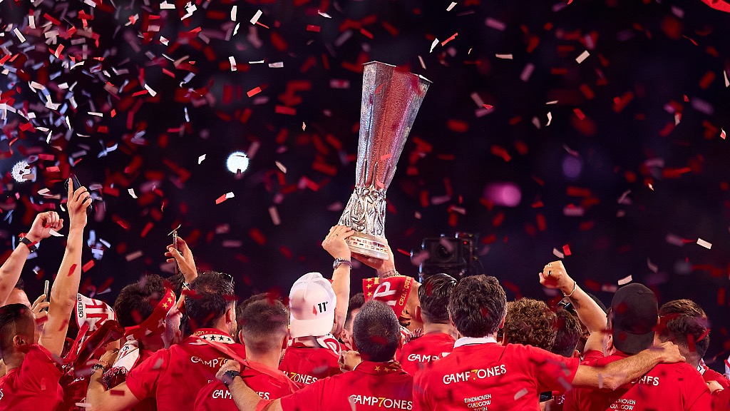 Sevilla players lift the Europa League trophy at Ramon Sanchez Pizjuan Stadium after winning the final in Seville, Spain, June 1, 2023. /CFP