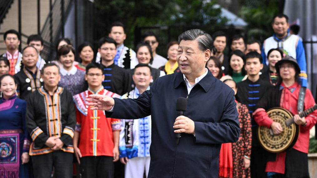Xi Jinping, general secretary of the CPC Central Committee, communicates with residents while inspecting the Panlong community in Nanning, capital of south China's Guangxi Zhuang Autonomous Region, December 14, 2023. /Xinhua