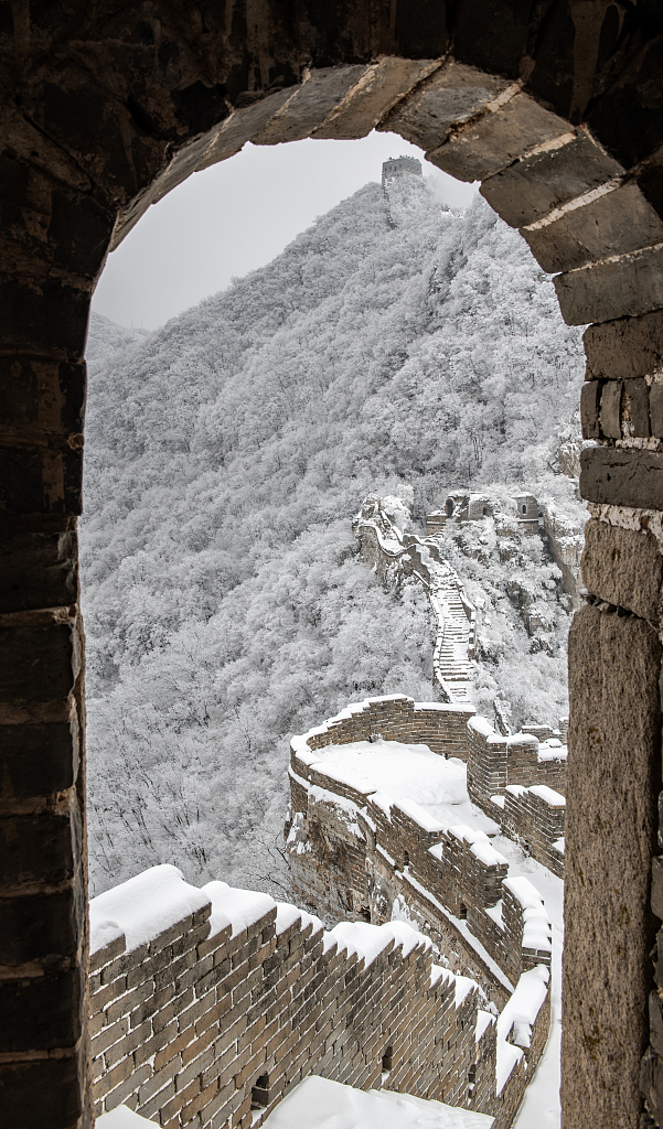 A photo taken on December 14, 2023 shows the Jiankou section of the Great Wall covered in snowfall in Beijing, China. /CFP