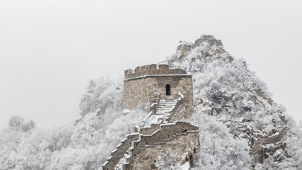 A photo taken on December 14, 2023 shows the Jiankou section of the Great Wall covered in snowfall in Beijing, China. /CFP