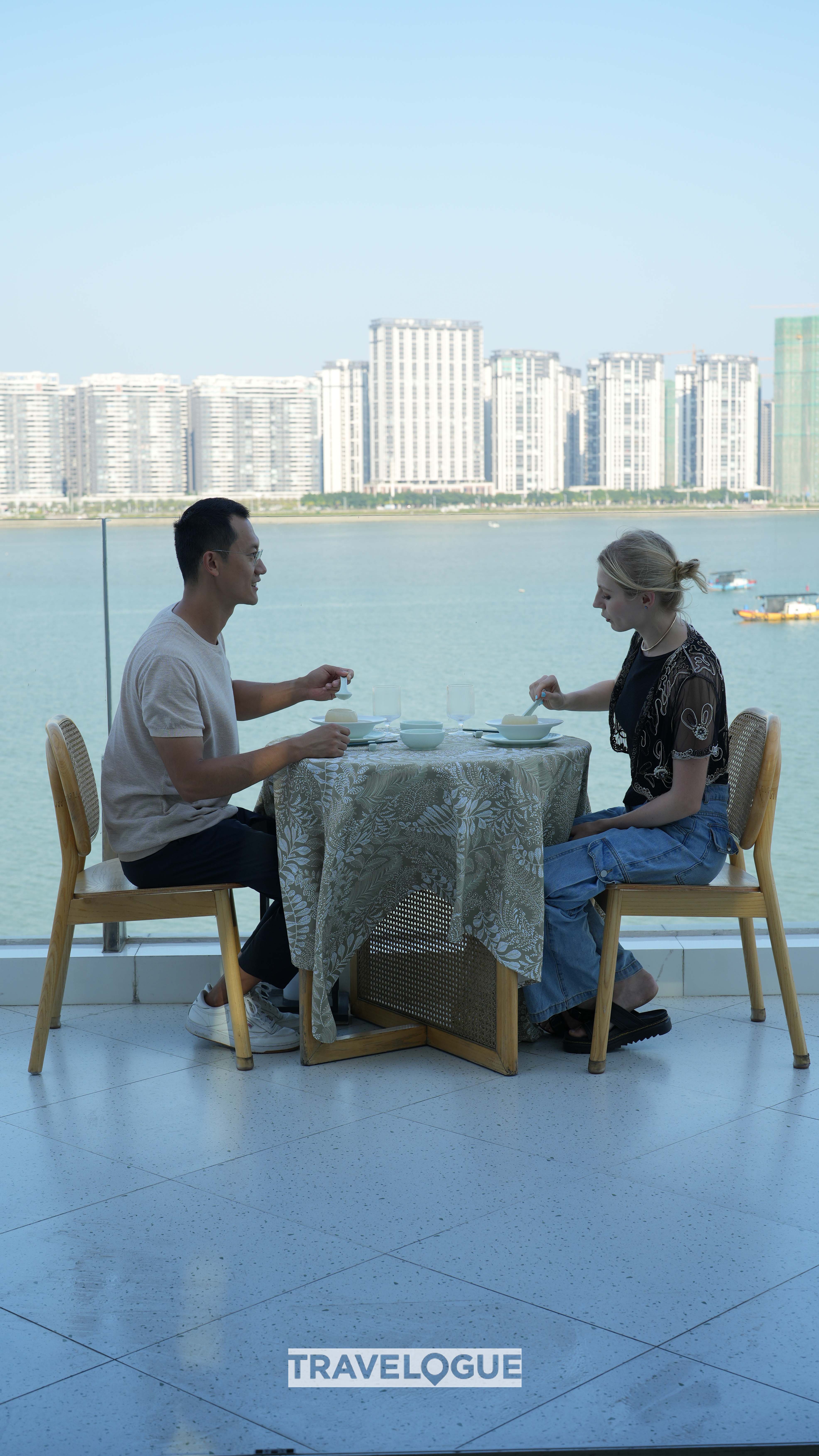 CGTN hosts enjoy Mayu Island delicacies. /CGTN