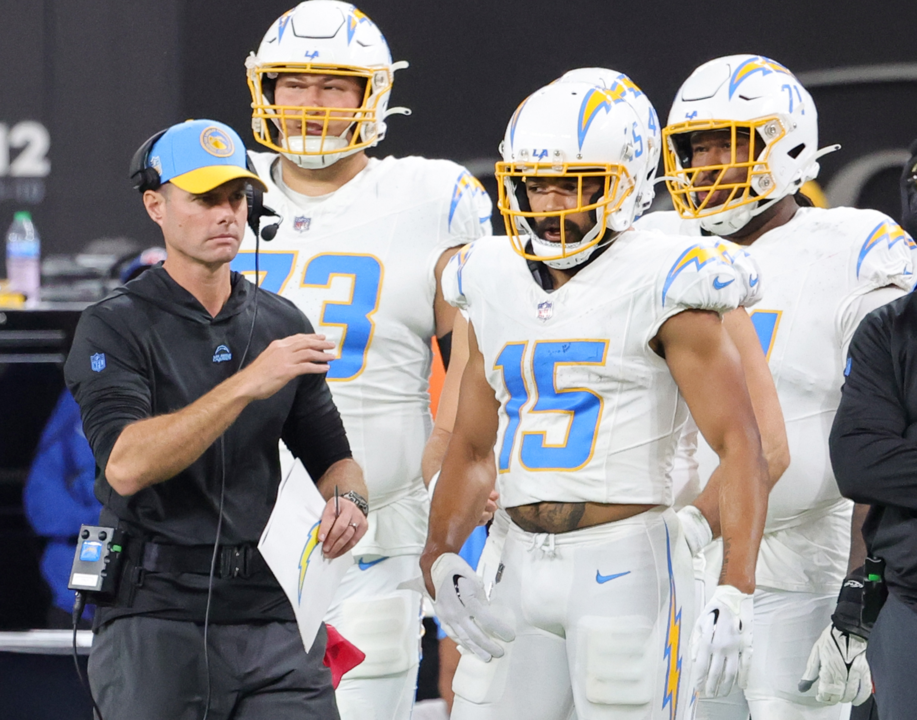 Brandon Staley (L), head coach of the Los Angeles Chargers, looks at his players during the game against the Las Vegas Raiders at Allegiant Stadium in Paradise, Nevada, December 14, 2023. /CFP