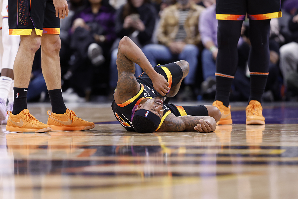 Bradley Beal of the Phoenix Suns lies on the floor after spraining his right ankle in the game against the New York Knicks at the Footprint Center in Phoenix, Arizona, December 15, 2023. /CFP