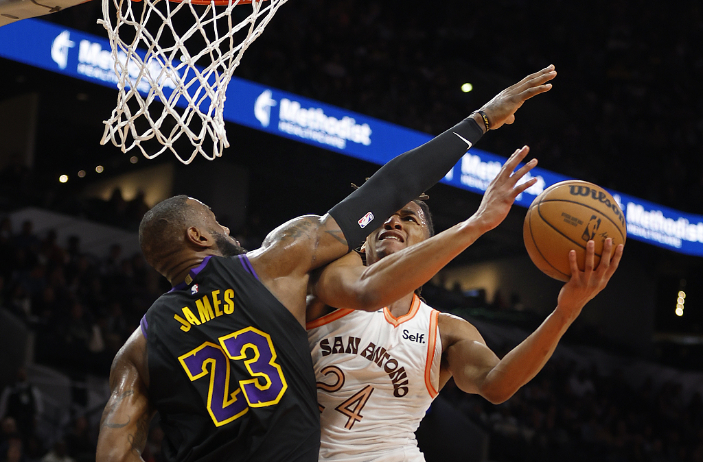 Devin Vassell (#24) of the San Antonio Spurs drives toward the rim in the game against the Los Angeles Lakers at AT&T Center in San Antonio, Texas, December 15, 2023. /CFP