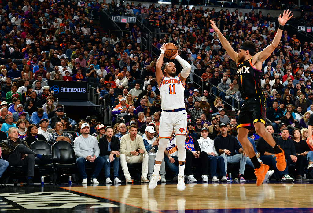 Jalen Brunson (#11) of the New York Knicks shoots in the game against the Phoenix Suns at the Footprint Center in Phoenix, Arizona, December 15, 2023. /CFP