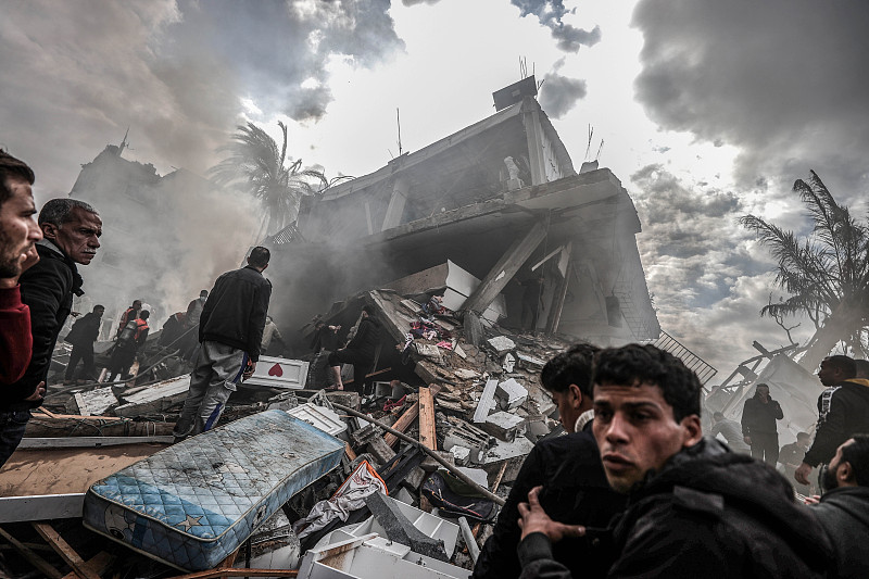 Civil defense teams and Palestinians conduct search and rescue operations among the rubble of buildings destroyed by Israeli attacks in Rafah, Gaza, December 14, 2023. /CFP