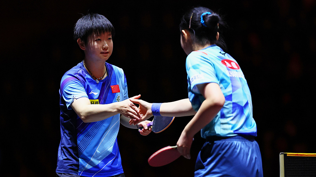 Sun Yingsha (L) and Miwa Harimoto shake hands after their match at the 2023 Women's World Table Tennis (WTT) Finals in Nagoya, Japan, December 15, 2023. /CFP