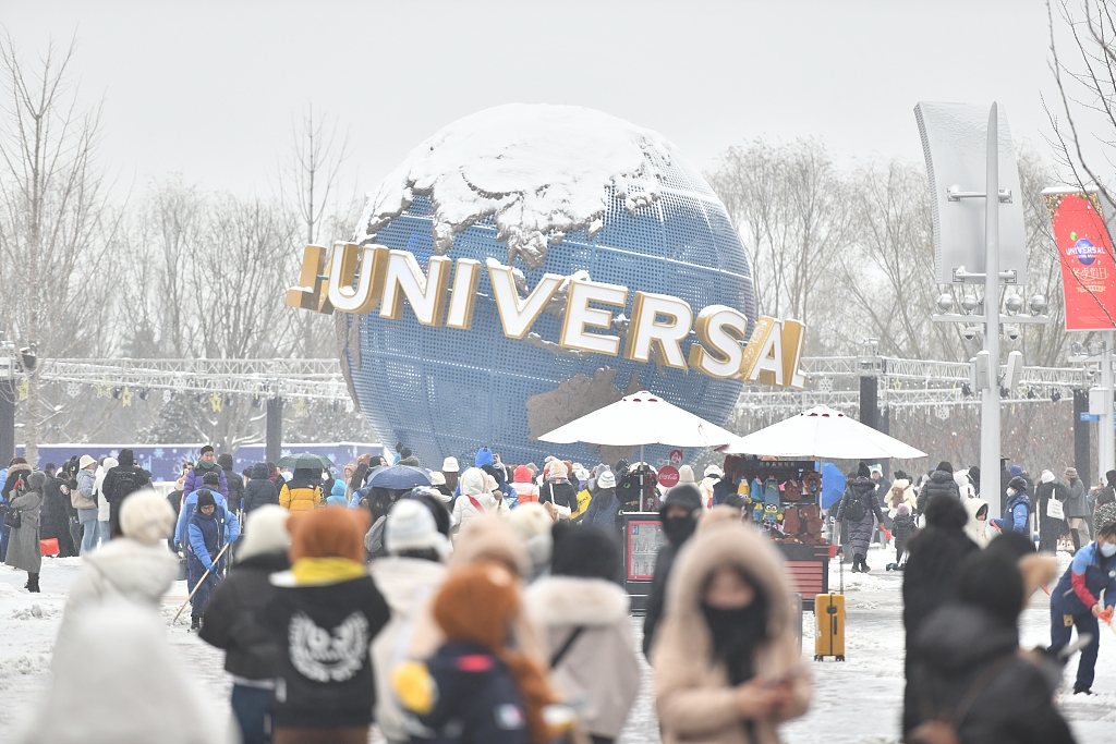 Visitors pack Universal Beijing Resort amid snow on December 14, 2023. /CFP