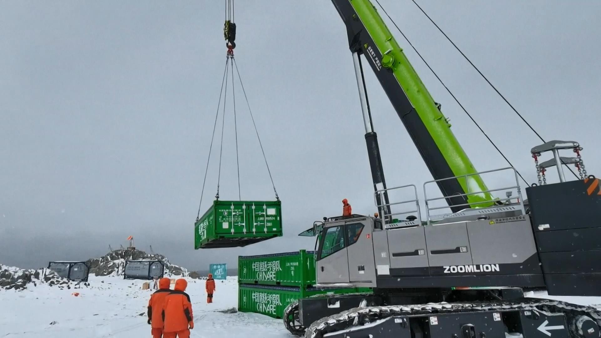 The unloading and transfer of building materials for China's fifth scientific research station in Antarctic are proceeding smoothly along the coastal areas of the Ross Sea. /CMG