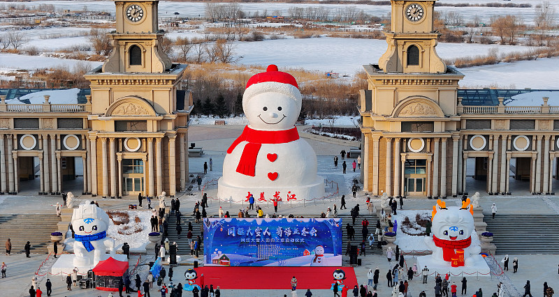 The giant snowman makes annual winter debut at a music park in Harbin City, Heilongjiang Province, December 15, 2023. /CFP