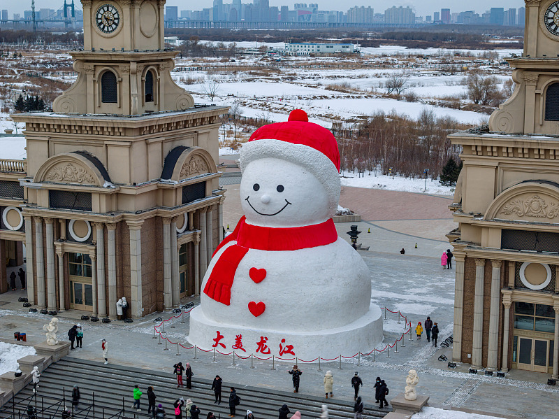 The giant snowman makes annual winter debut at a music park in Harbin City, Heilongjiang Province, December 15, 2023. /CFP