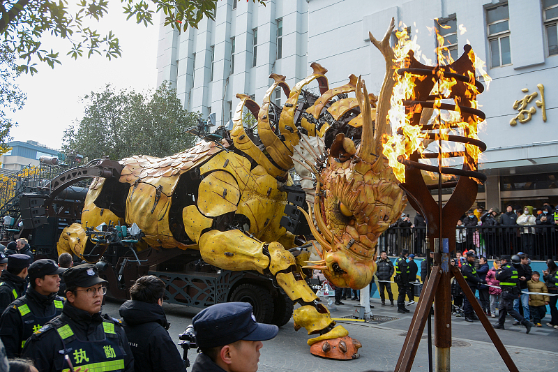 A giant mechanical artwork takes center stage at a parade on a street of Hangzhou City, Zhejiang Province, December 16, 2023. /CFP