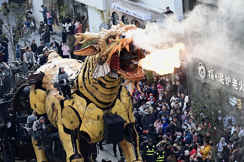 A giant mechanical artwork is seen breathing fire on a street of Hangzhou City, Zhejiang Province, December 16, 2023. /CFP