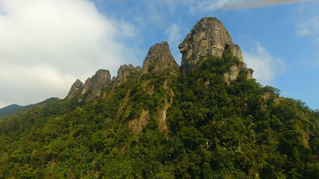 Live: A view of the Hainan Baoting Seven Fairy-Lady Mountain