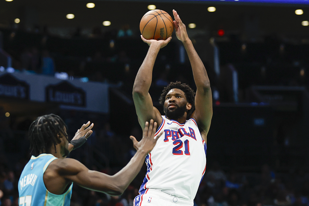 Joel Embiid (#21) of the Philadelphia 76ers shoots in the game against the Charlotte Hornets at Spectrum Center in Charlotte, North Carolina, December 16, 2023. /CFP
