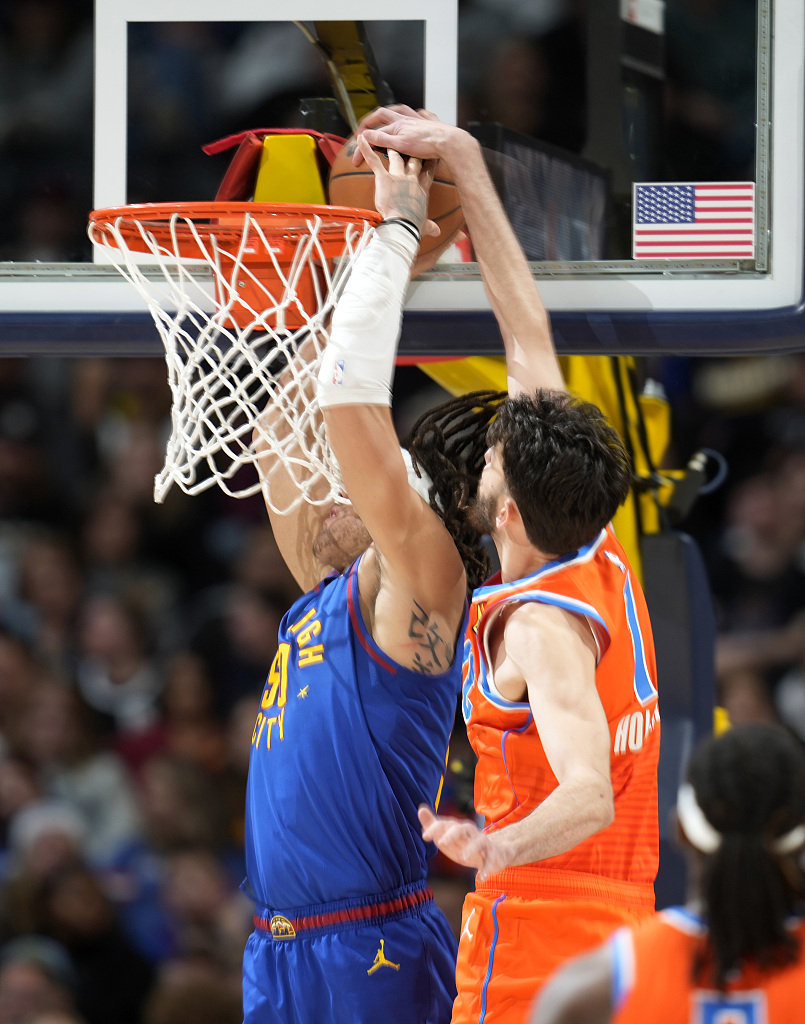 Chet Holmgren (R) of the Oklahoma City Thunder blocks a dunk by Aaron Gordon of the Denver Nuggets in the game at Ball Arena in Denver, Colorado, December 16, 2023. /CFP