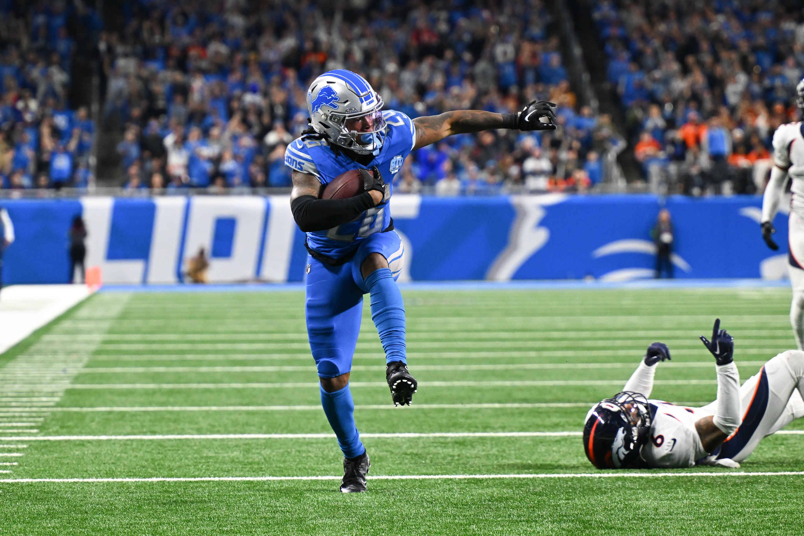 Running back Jahmyr Gibbs (C) of the Detroit Lions dodges a tackle in the game against the Denver Broncos at Ford Field in Detroit, Michigan, December 16, 2023. /CFP
