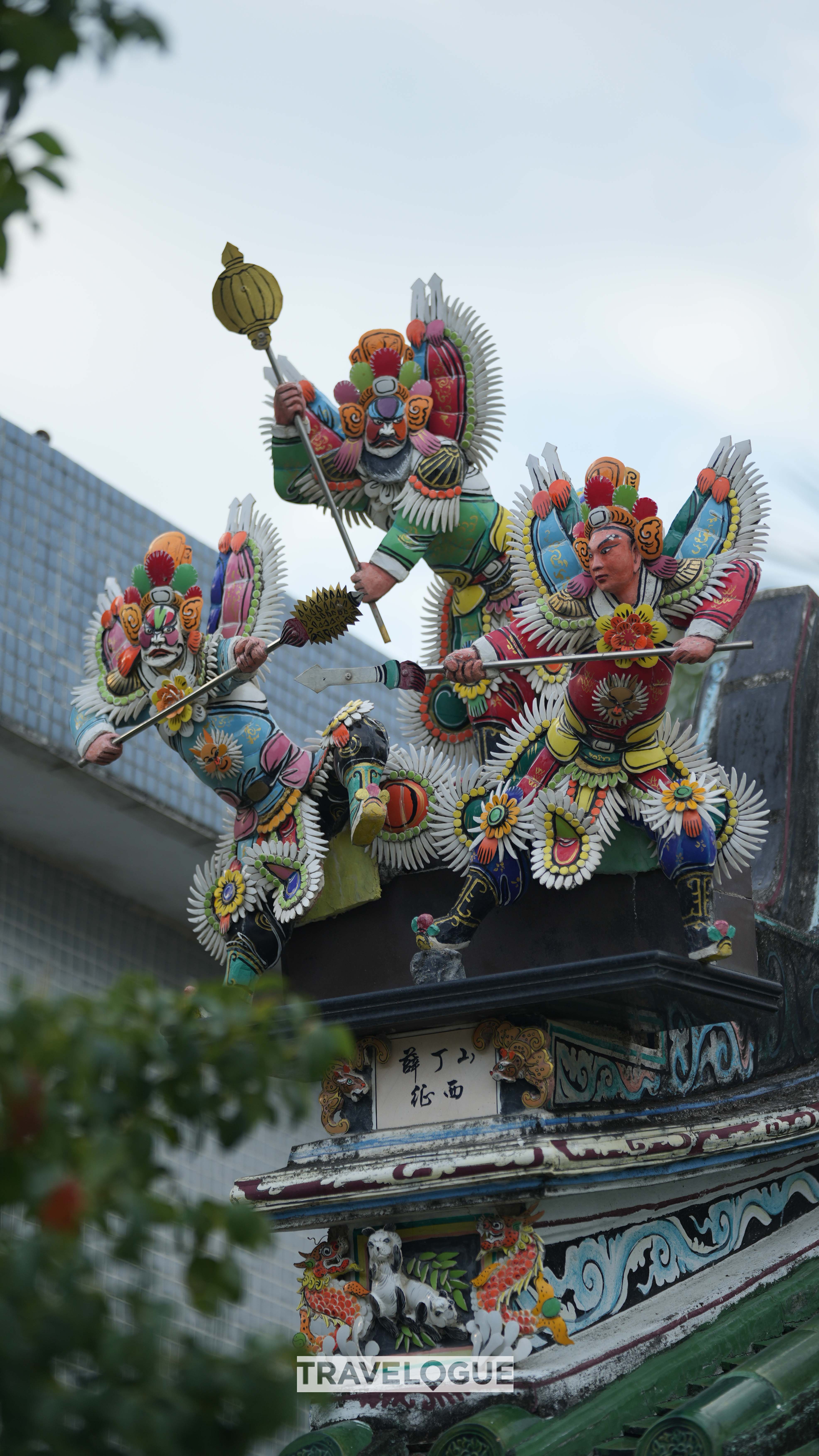 An undated photo shows intricate statues made from pieces of broken plates and bowls in Chaozhou, Guangdong Province. /CGTN