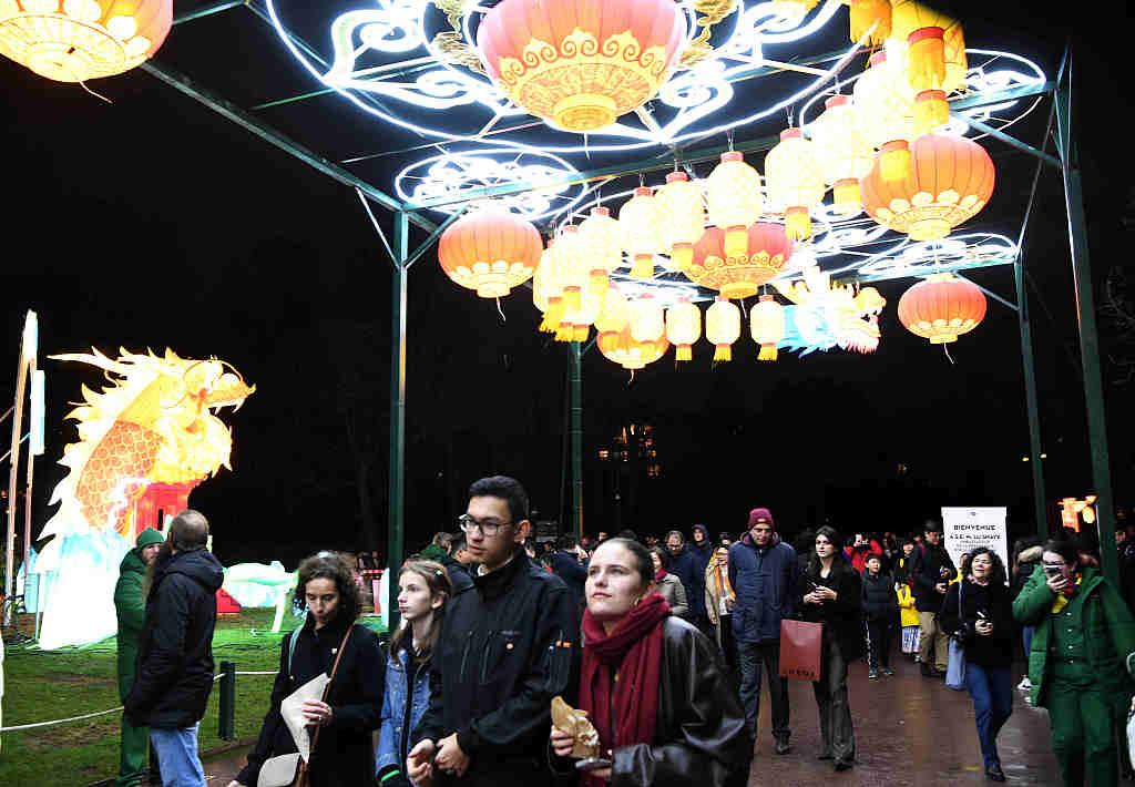 People appreciate Chinese lanterns at the Jardin d'Acclimatation park in Paris on December 13, 2023. /VCG