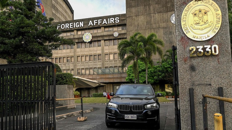 A Chinese diplomatic vehicle leaves the Department of Foreign Affairs of the Philippines after a bilateral meeting in Manila, the Philippines, December 11, 2023. /CFP