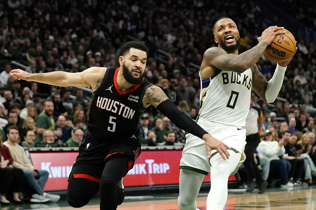 Damian Lillard (#0) of the Milwaukee Bucks penetrates in the game against the Houston Rockets at Fiserv Forum in Milwaukee, Wisconsin, December 17, 2023. /CFP