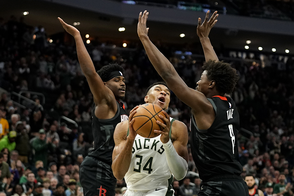 Giannis Antetokounmpo (#34) of the Milwaukee Bucks drives toward the rim in the game against the Houston Rockets at Fiserv Forum in Milwaukee, Wisconsin, December 17, 2023. /CFP